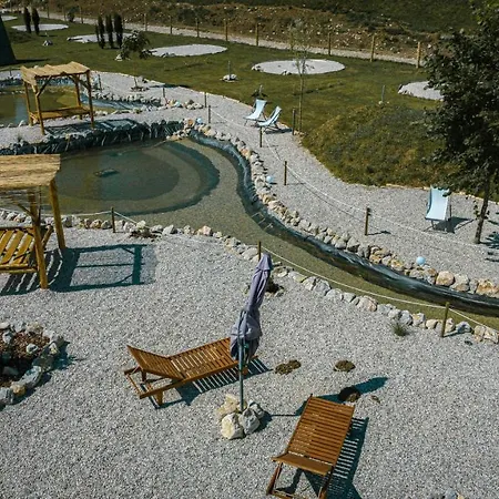 White Tent Mountain View In Camp Garden Park רדובליצ'ה