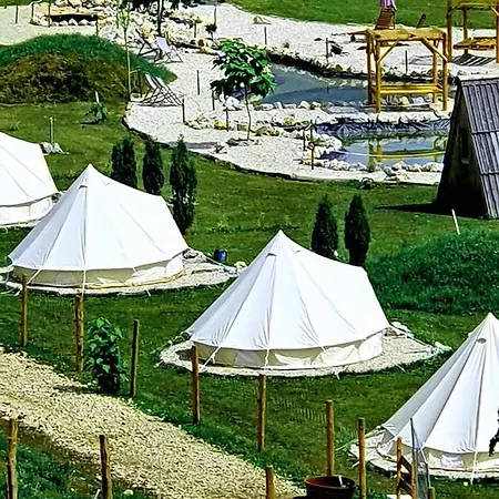 אוהל מפואר White Tent Mountain View In Camp Garden Park